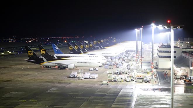 Glätte: Wegen Blitzeis wurde der Flugbetrieb am Flughafen Köln/Bonn am Nachmittag für 45 Minuten unterbrochen.