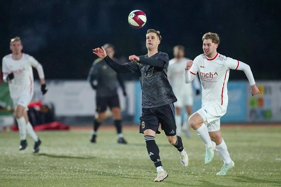 Der FC Naurod um Sven Hillmer (l., gegen Sebastian Clarysse von der Spvgg Sonnenberg) feiert einen klaren Heimsieg.	Foto: Jörg Halisch