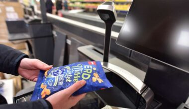 Supermarkt-Kunde gesteht, warum er SB-Kassen meidet