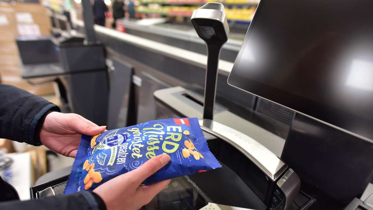 Supermarkt-Kunde gesteht, warum er SB-Kassen meidet