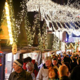 Besucher des Weihnachtsmaktes Essen gehen an Buden vorbei. (Archivbild)