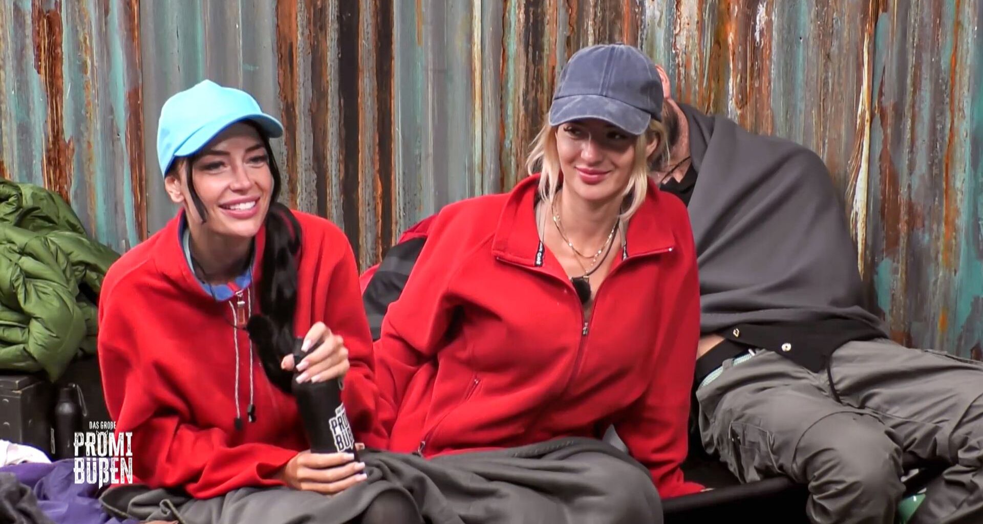 Vanessa Brahimi und Emma Fernlund in "Das große Promi-Büßen"