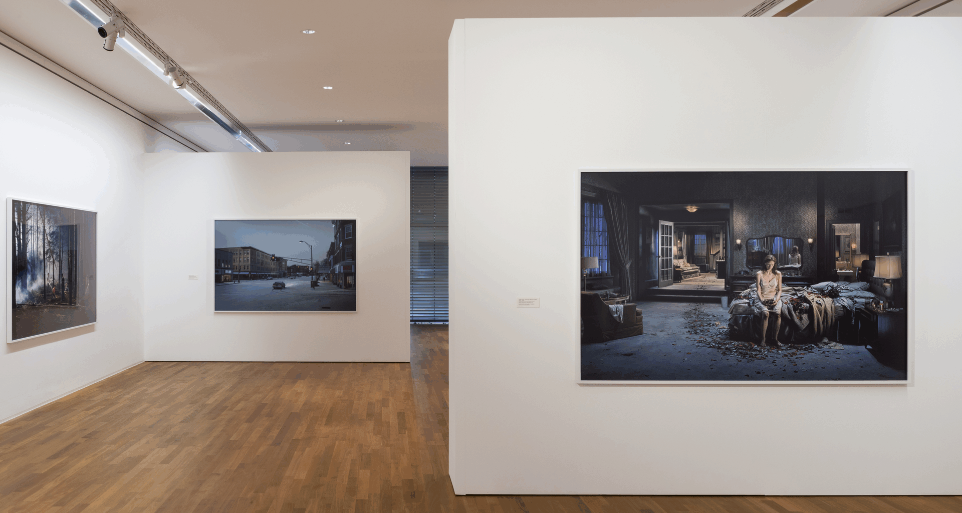 Winterblues, Gregory Crewsdon im Kunstmuseum Bonn | Hier und Jetzt | Studio Eins e.V.