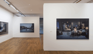 Winterblues, Gregory Crewsdon im Kunstmuseum Bonn | Hier und Jetzt | Studio Eins e.V.