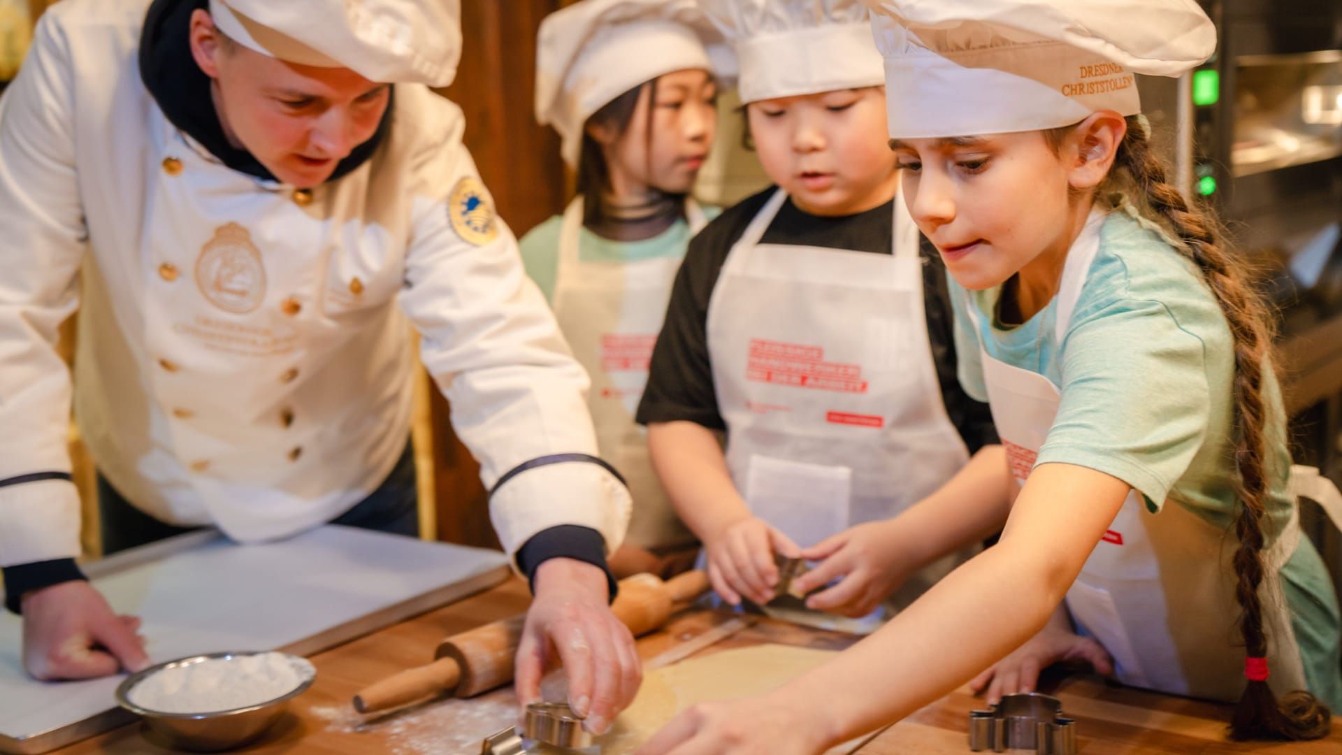 Schüler der Dresdner International School beim Plätzchen ausstechen: Fünf Euro kostet die Backaktion pro Kind. Schüler der Dresdner International School beim Plätzchen ausstechen: Fünf Euro kostet die Backaktion pro Kind.