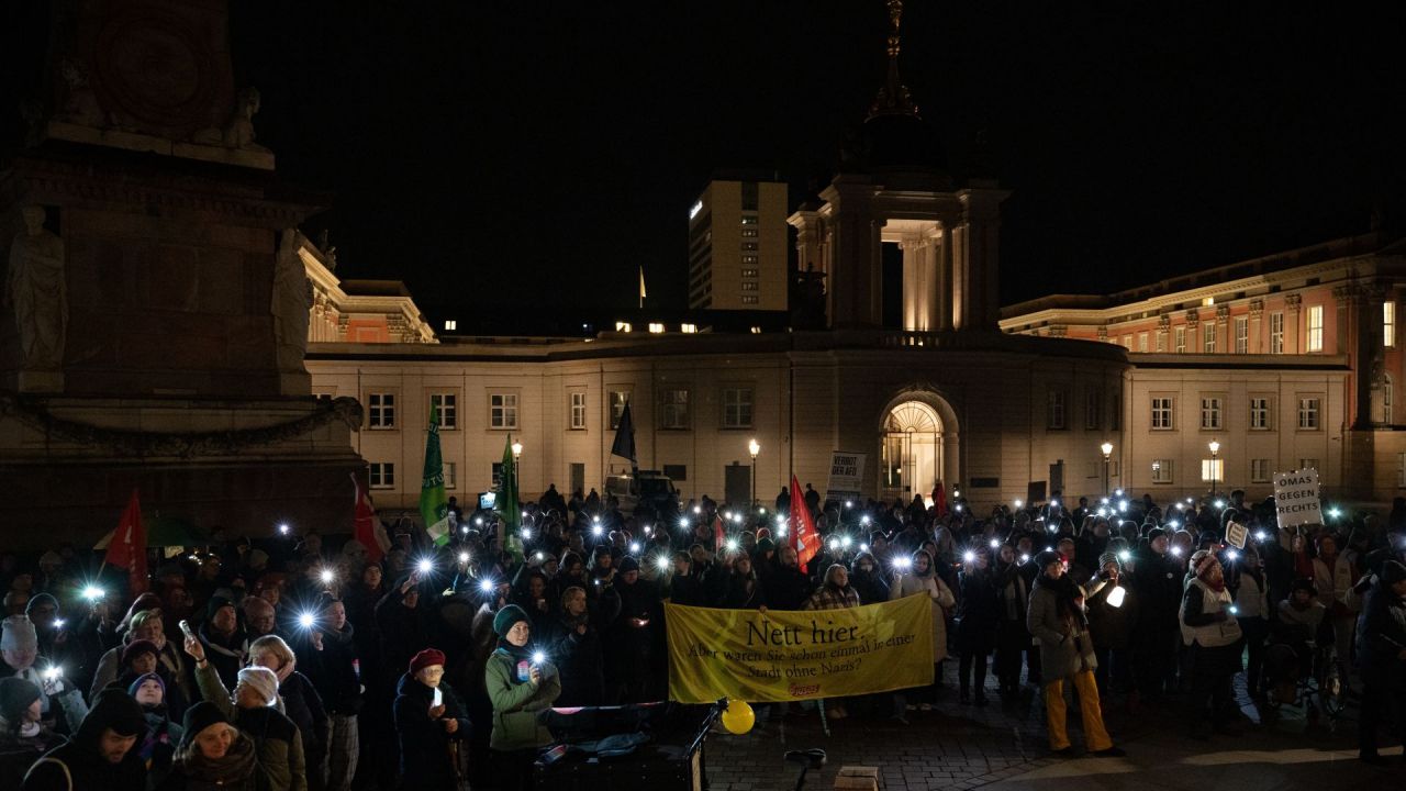Hunderte demonstrieren in Potsdam gegen Rechtsextremismus