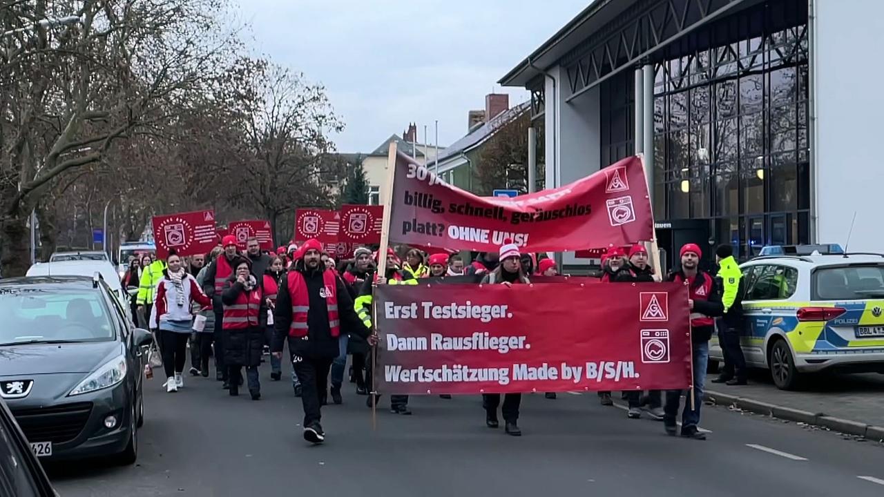 Brandenburg: Demonstranten ziehen gegen Schließung des BSH-Werks durch Nauen