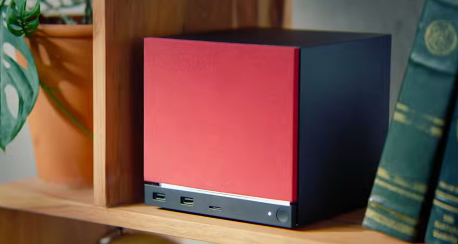 Portrai-Foto von einer Person mit blauem Cap und schwarzem Shirt.