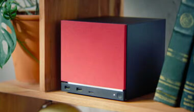 Portrai-Foto von einer Person mit blauem Cap und schwarzem Shirt.