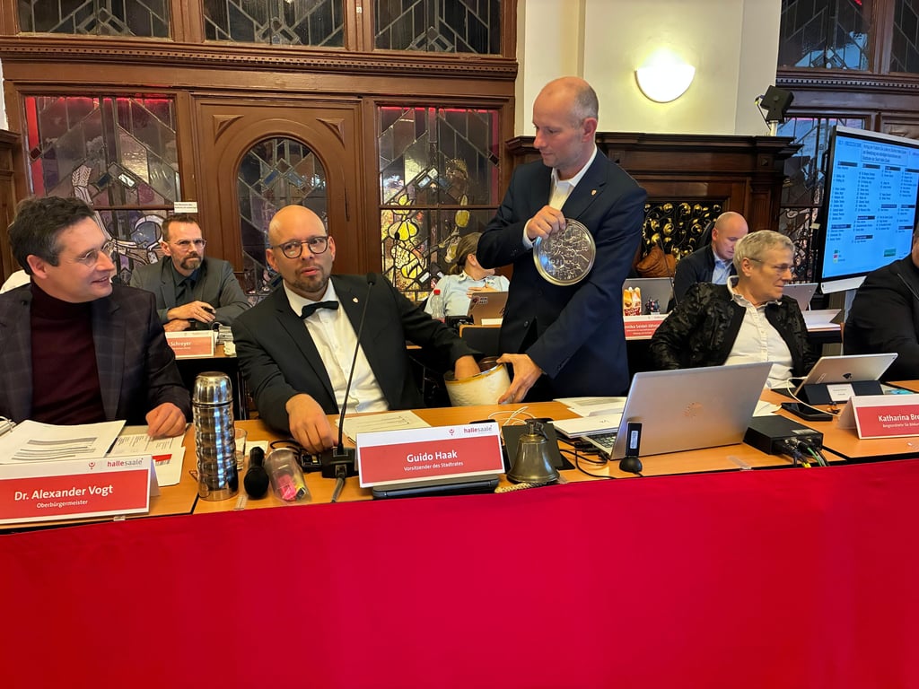 Ratsvorsitzender Haak zieht ein Los.
