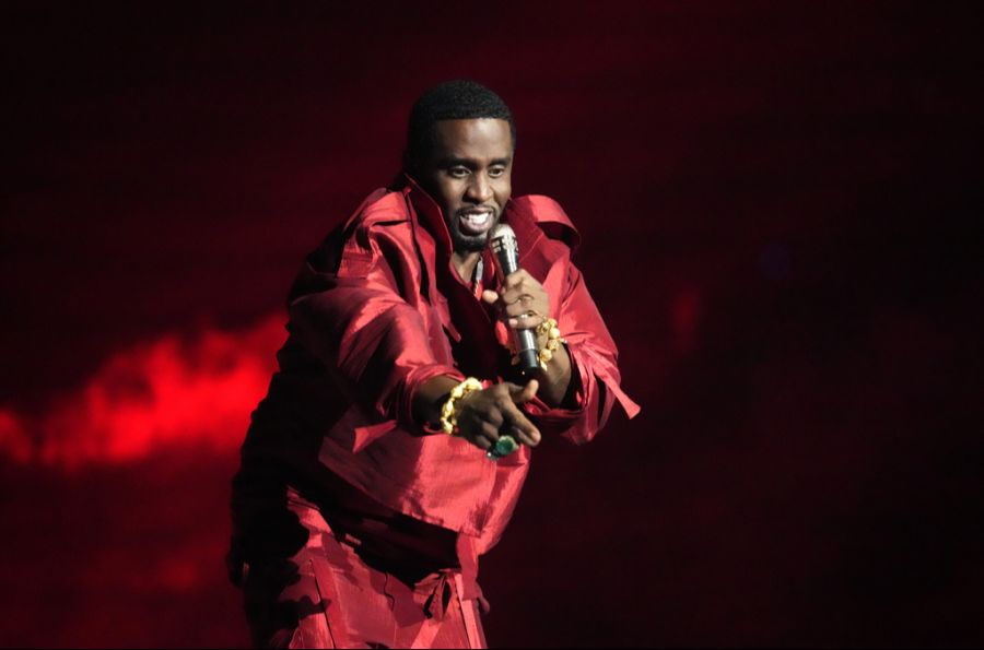 Diddy sitzt seine Strafe inzwischen ab — er wurde in ein Bundesgefängnis (Federal Correctional Institution Fort Dix in New Jersey) verlegt.