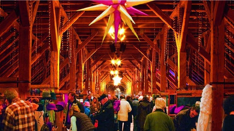 Auf zwei Etagen verteilen sich beim Indoor-Adventsmarkt 60 Aussteller. Auf zwei Etagen verteilen sich beim Indoor-Adventsmarkt 60 Aussteller.