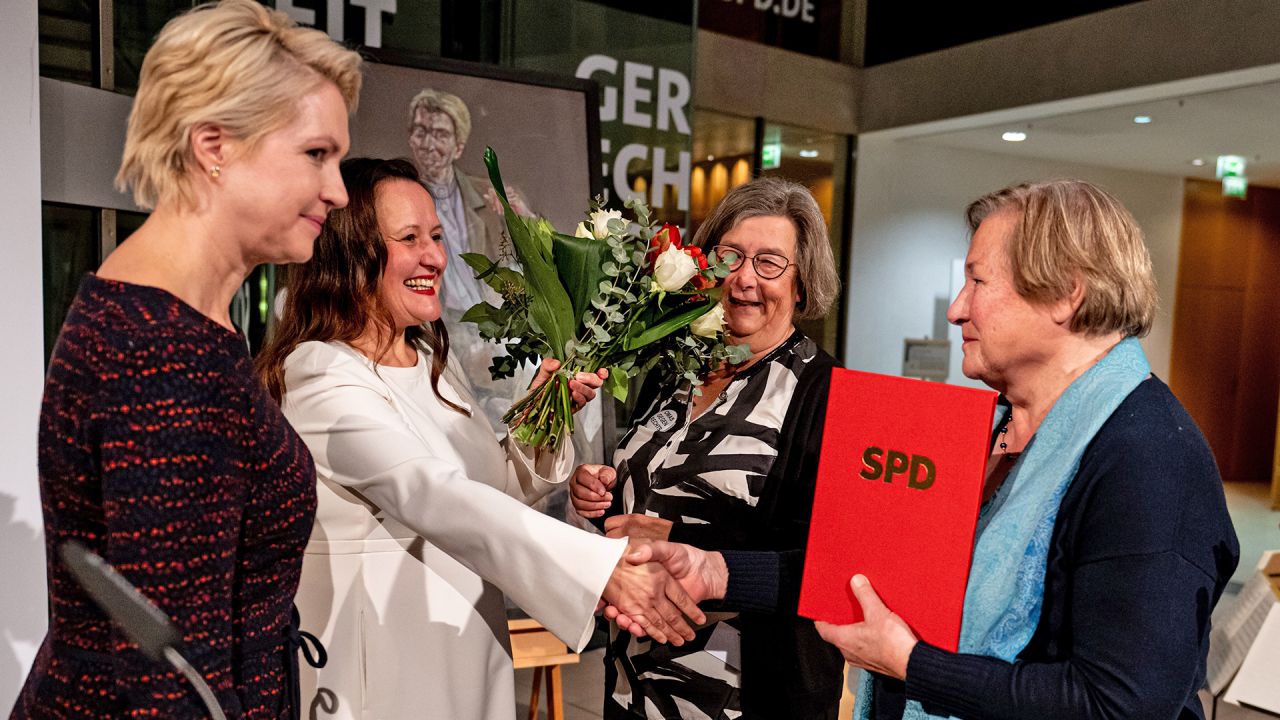 Potsdamer "Omas gegen Rechts" mit Regine-Hildebrandt-Preis geehrt