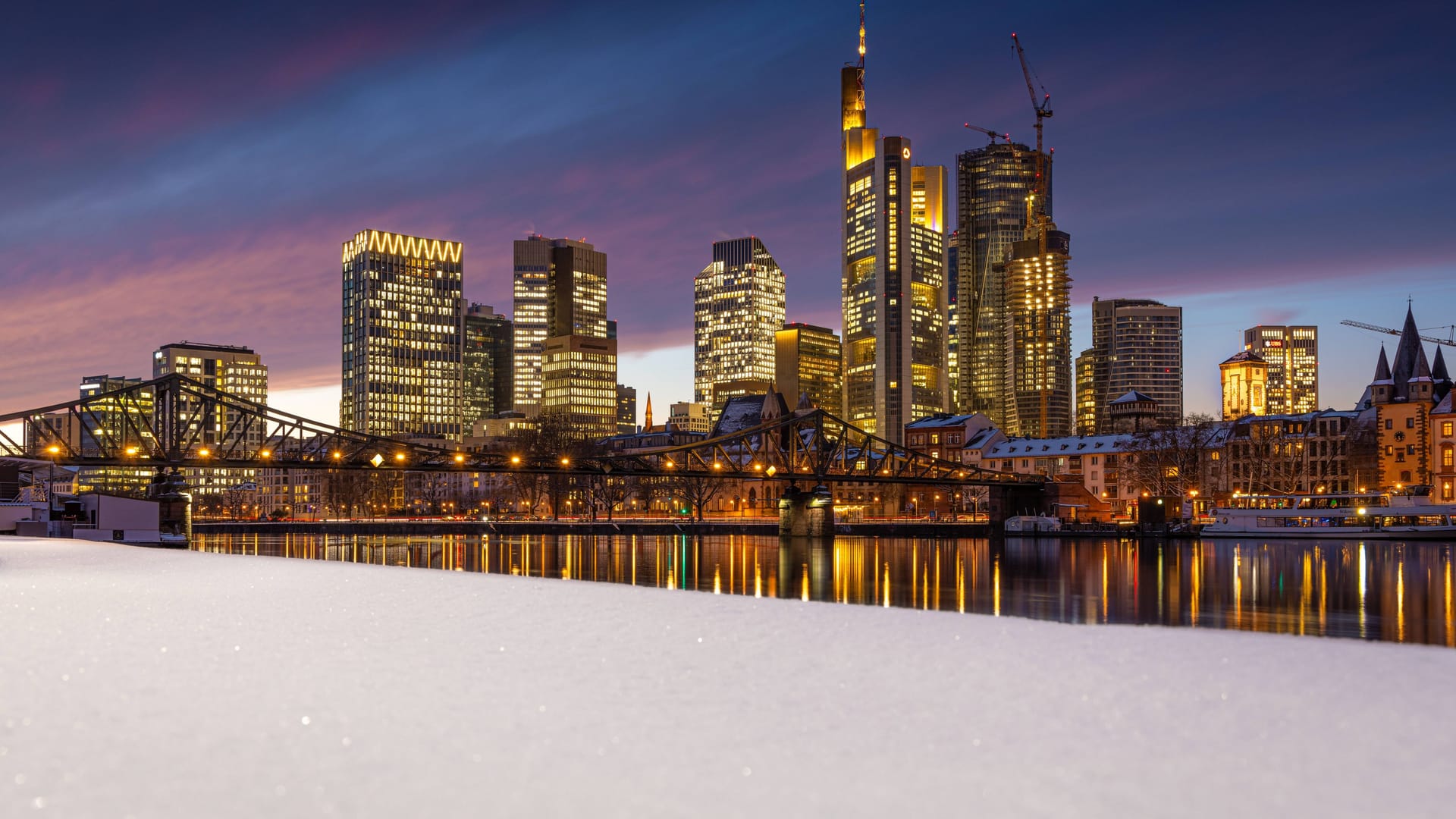 Die Frankfurter Skyline im Schnee (Symbolfoto): In den nächsten Stunden wird es eisig.