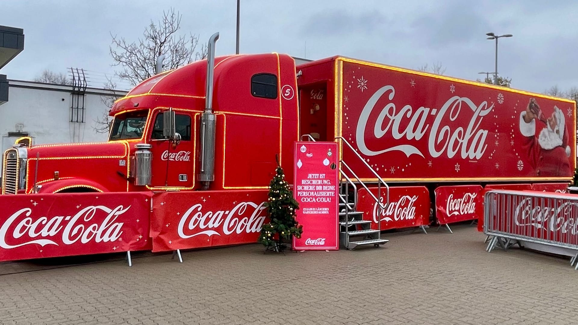 Der Weihnachtstruck auf dem Parkplatz eines Discounters in Bilk vor dem Start der Aktion: Dort steht er noch bis 20 Uhr.