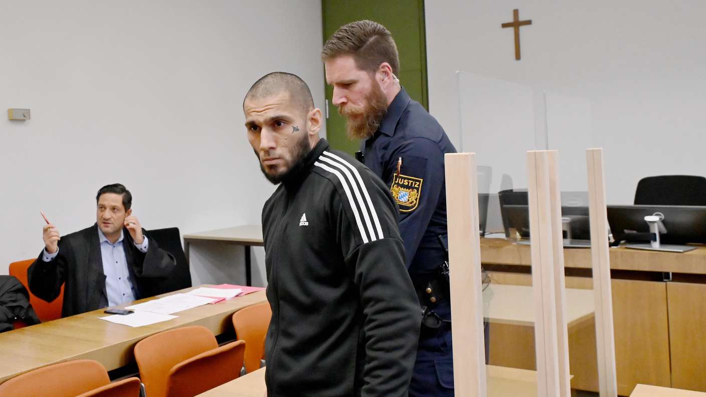 Alper Görgün wegen Nötigung (Rapper Tatverdacht, Beleidigung an Richter) - „Abschuss bitte Blenden “ - Landgericht Muenchen I., 3. grosse Strafkammer, Prozess Nymphenburgerstrasse am 27.11.2025Foto Sigi Jantz -b.a.-