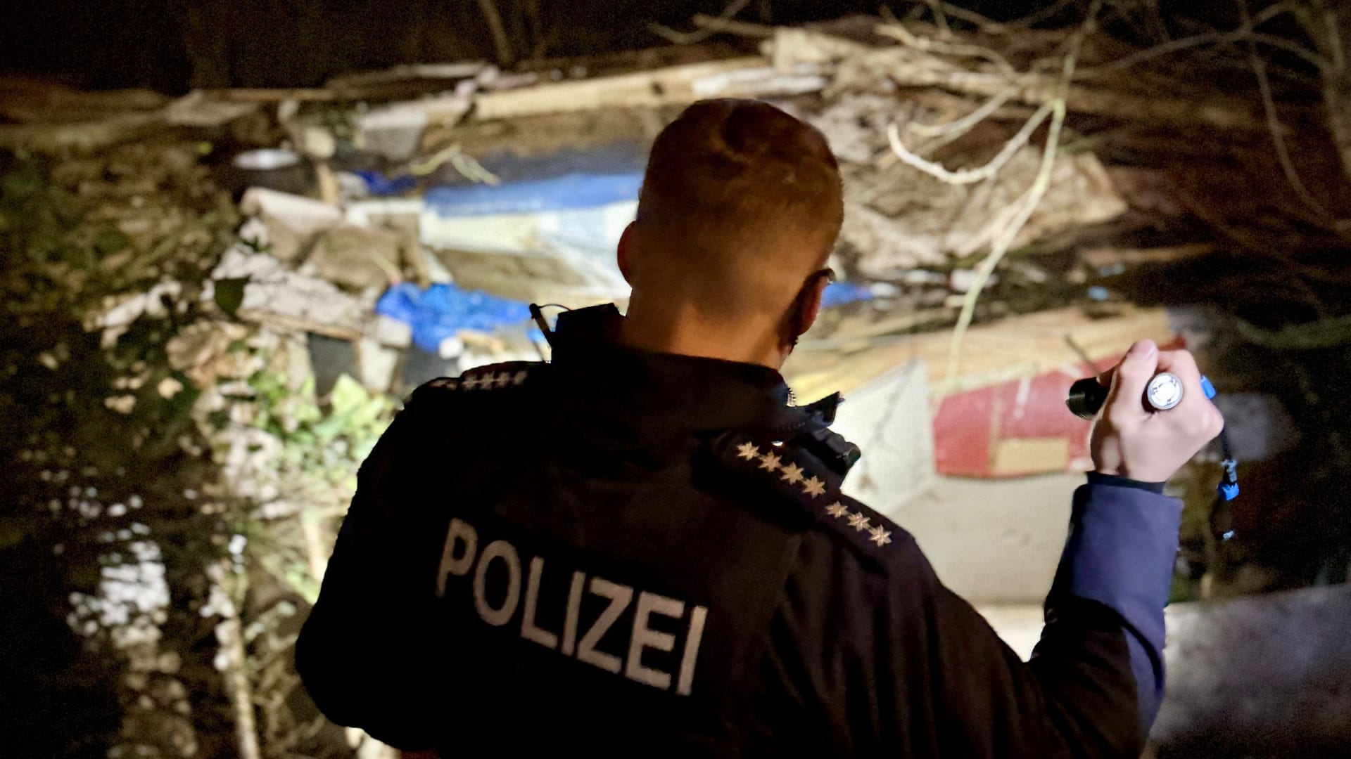 Ein Beamter mit Taschenlampe im Bahnhofsumfeld: Insgesamt kontrollierte die Polizei 113 Personen. Ein Beamter mit Taschenlampe im Bahnhofsumfeld: Insgesamt kontrollierte die Polizei 113 Personen.