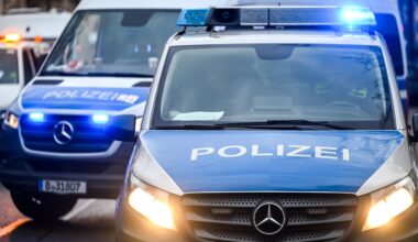 Demonstration: Rechtsextreme Demo in Berlin - Großeinsatz der Polizei