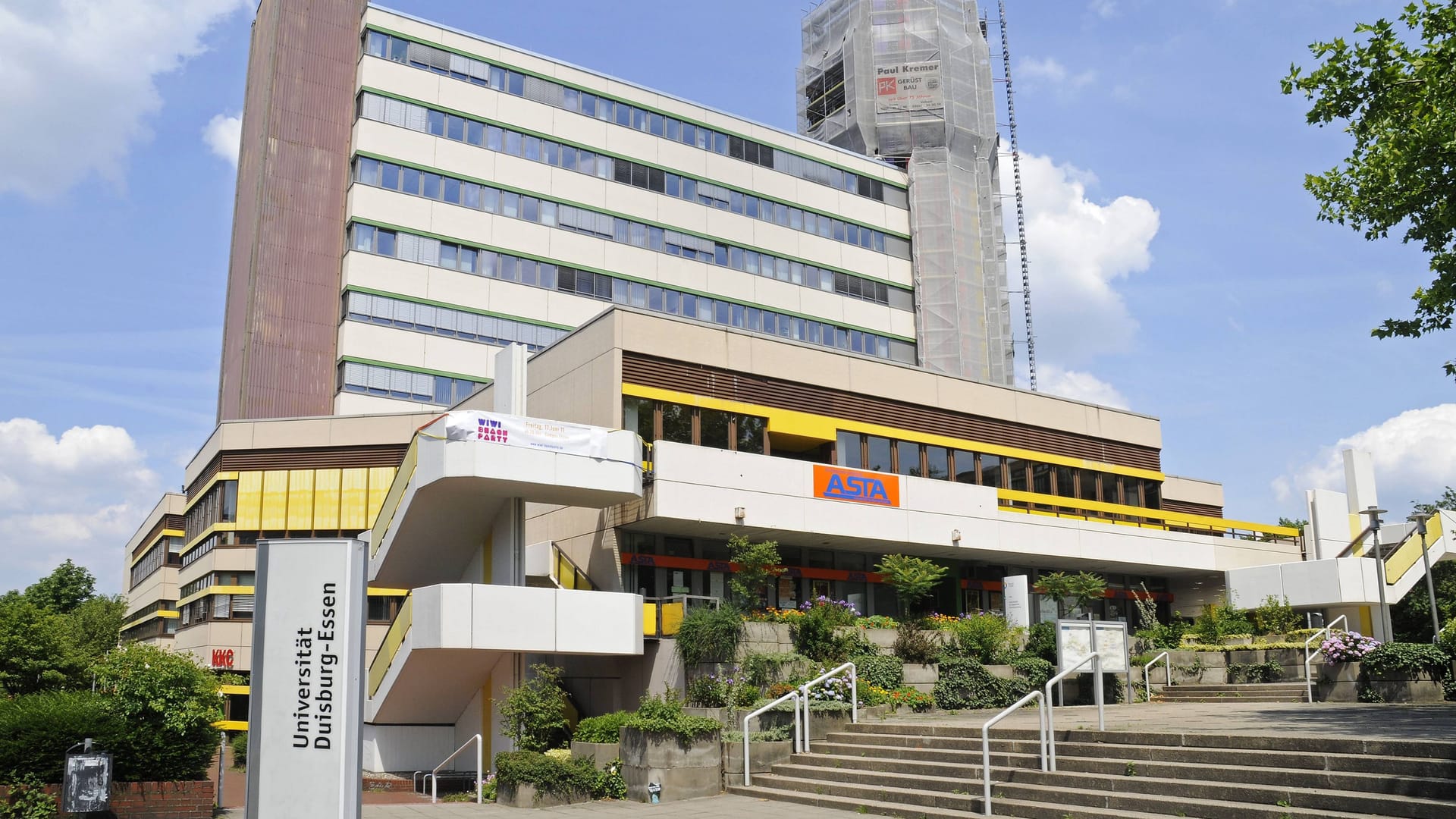 Die Universität Duisburg-Essen (Symbolbild): Hier hat ein Unbekannter am Mittwoch eine Vorlesung gestört und den Hitler-Gruß gezeigt. Die Universität Duisburg-Essen (Symbolbild): Hier hat ein Unbekannter am Mittwoch eine Vorlesung gestört und den Hitler-Gruß gezeigt.