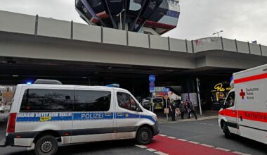 Bahn- und Straßenverkehr nach Brand in U-Bahnhof Schloßstraße eingestellt