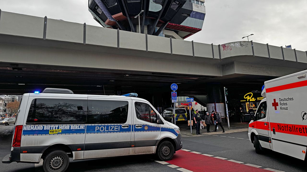 Bahn- und Straßenverkehr nach Brand in U-Bahnhof Schloßstraße eingestellt