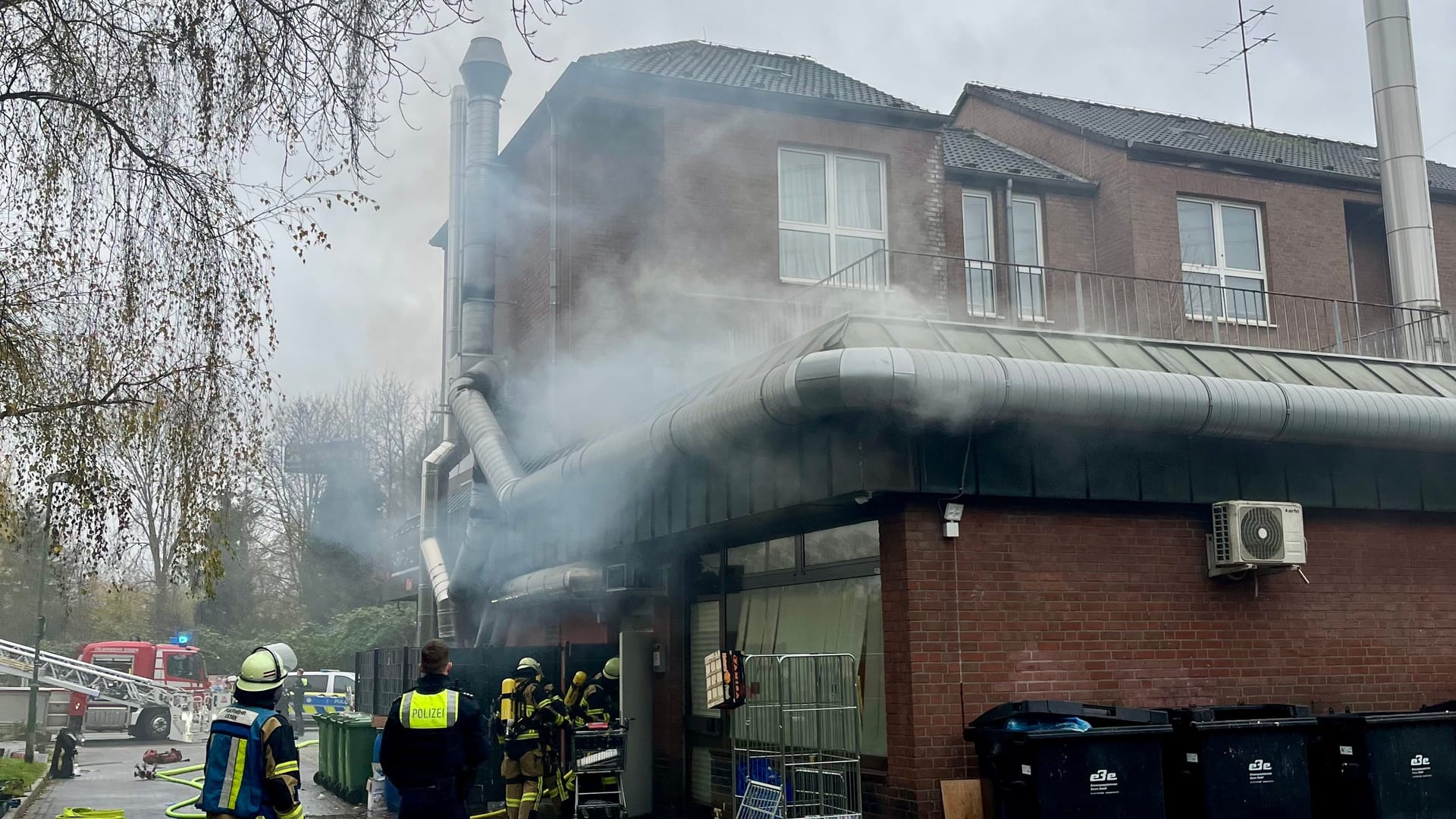 Feuerwehreinsatz in Essen: Im Stadtteil Vogelheim brannte am Freitag ein Restaurant.