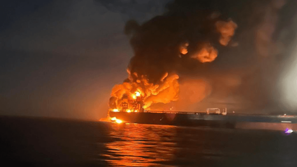 Brennender Tanker im Schwarzen Meer: Das Schiff soll Teil der russischen Schattenflotte sein.