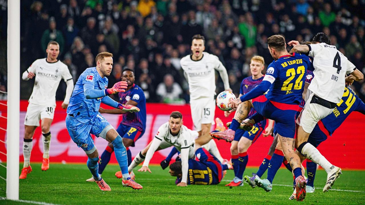 Fußball | Bundesliga: RB Leipzig mit VAR-Glück in Mönchengladbach