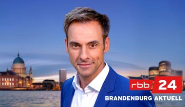 Marc Langebeck vor dem Logo von Brandenburg aktuell (Quelle: rbb)