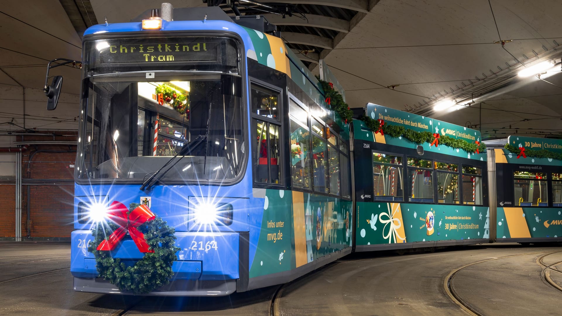 Festlich bemalt mit Kranz und Schleife am Fahrerhaus: Die Christkindltram der MVG rollt knapp einen Monat lang durch München.