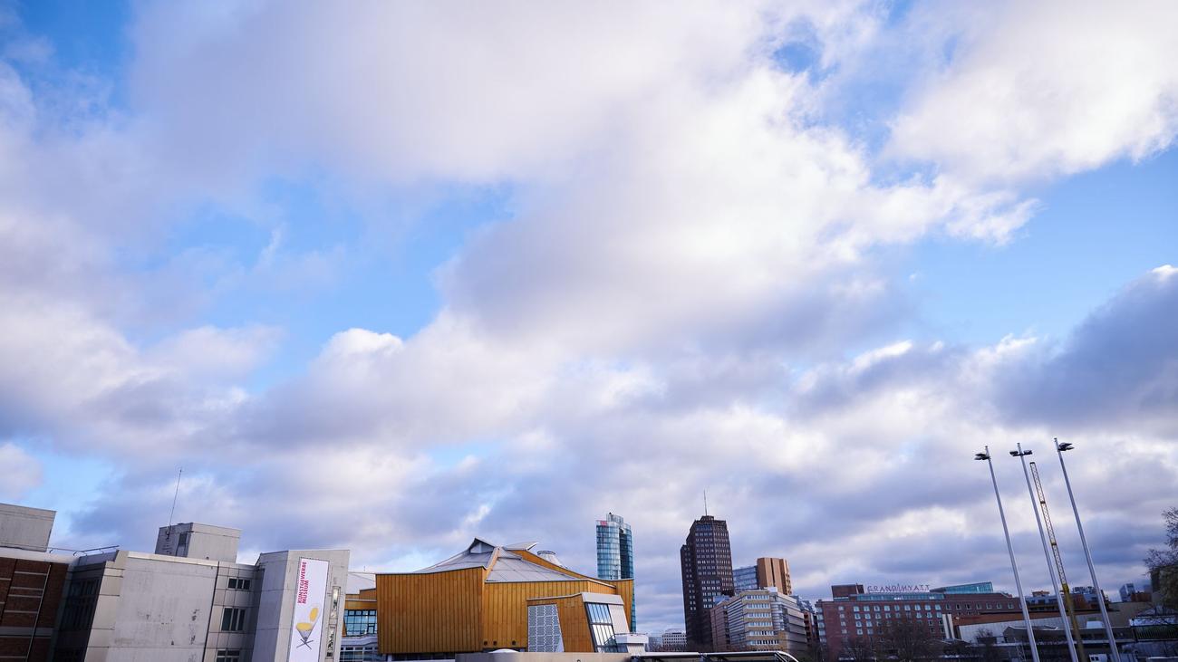 Wetter: Wolken über Berlin und Brandenburg
