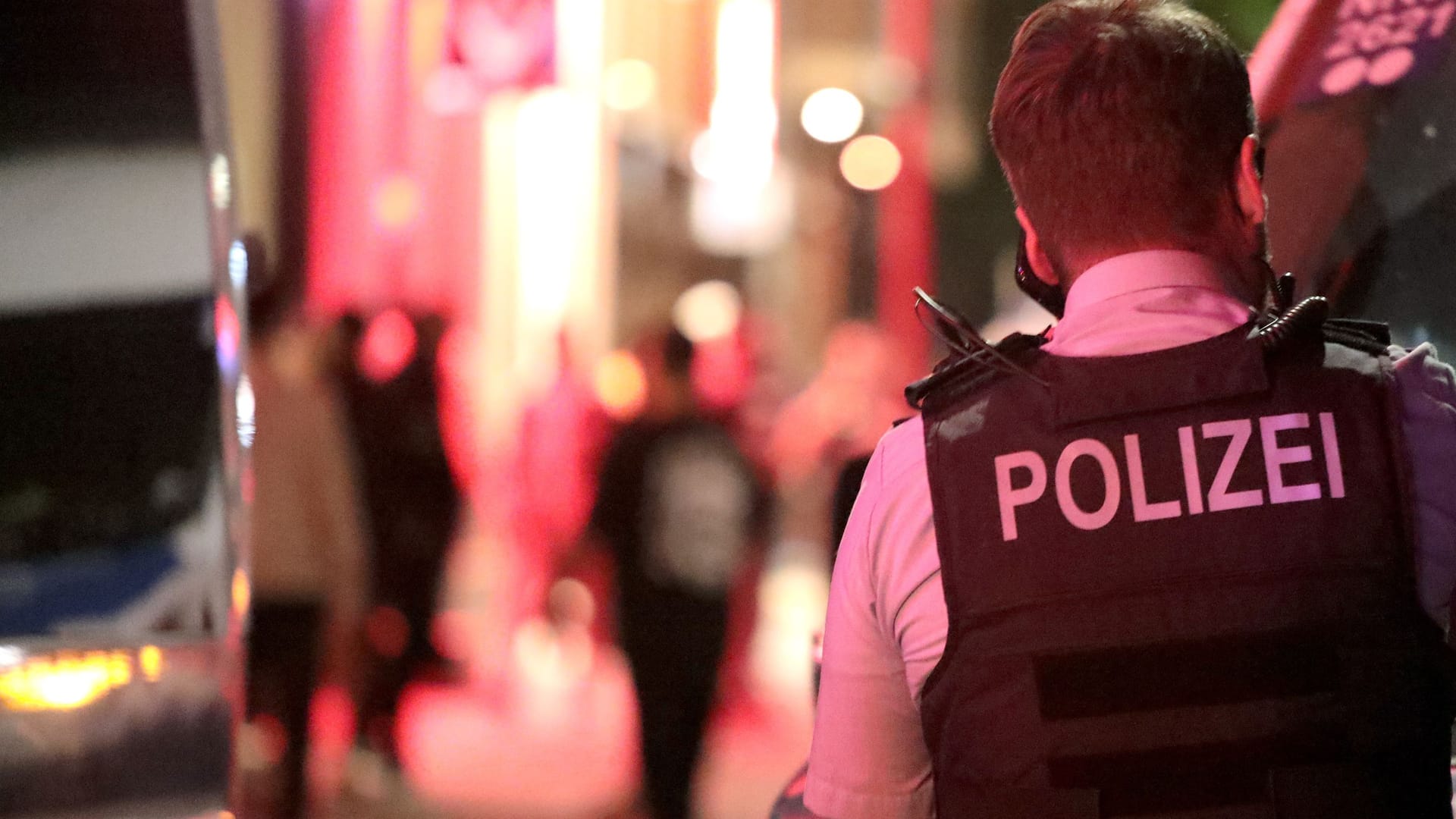 Polizist bei einer Razzia vor einem Bordell (Symbolbild): Die Polizei Hamburg unterstützte die Steuerbehörden bei der Durchsuchung am Donnerstag.