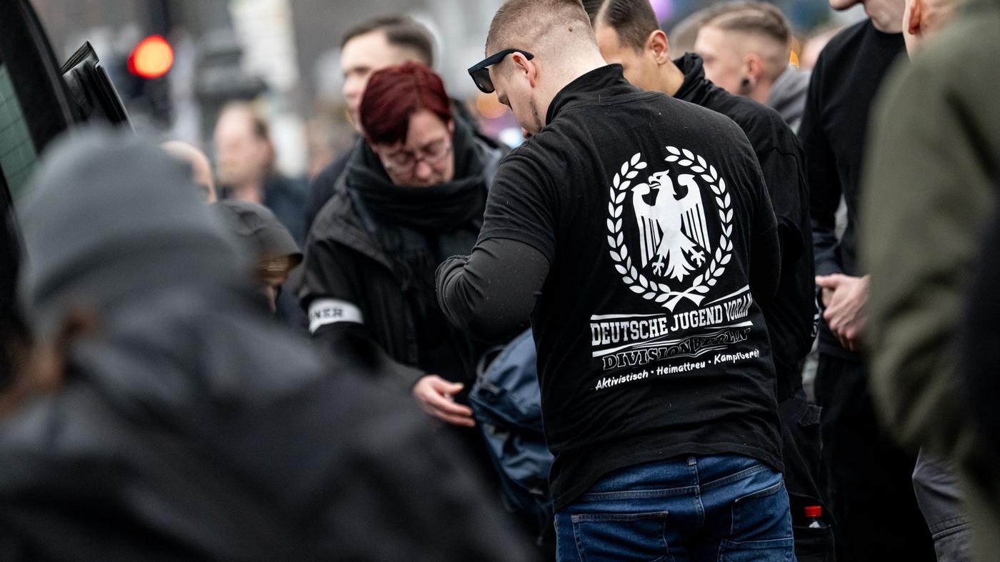 Neonazis demonstrieren im Herzen Berlins – doch marschieren können sie nicht