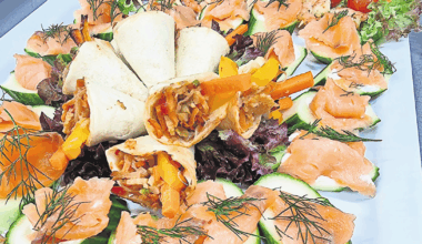 Geschäfte und Dienstleister in Flintbek präsentieren sich in festlicher Atmosphäre: Die Kochfabrik, Liedtke GmbH, Bücherstube, Haarverliebt by Stephanie, Heizungs- und Wassertechnik Körting u.v.m. .