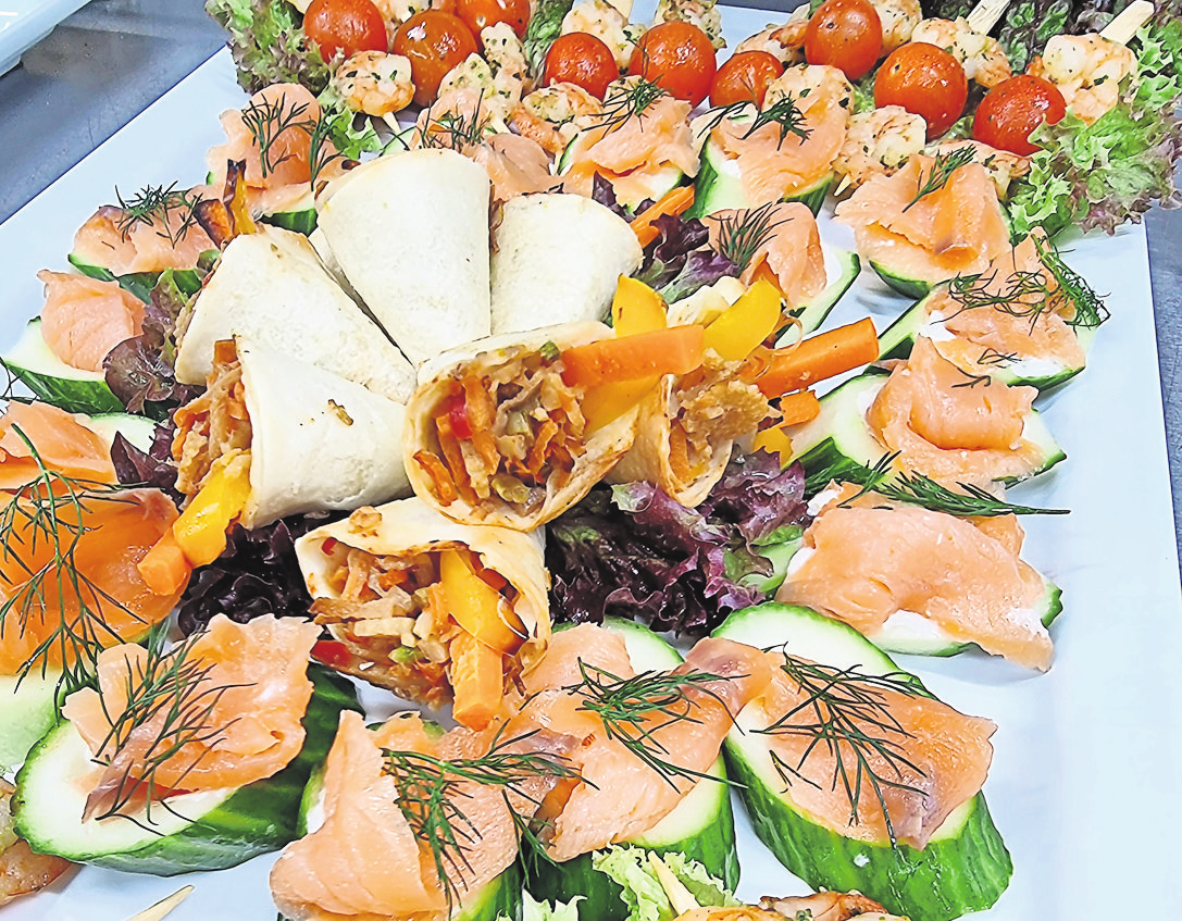 Geschäfte und Dienstleister in Flintbek präsentieren sich in festlicher Atmosphäre: Die Kochfabrik, Liedtke GmbH, Bücherstube, Haarverliebt by Stephanie, Heizungs- und Wassertechnik Körting u.v.m. .