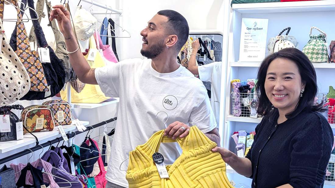 Frankfurt 27.11.2025 Eröffnung K-Culture-Laden Vibe Seoul auf der Zeil, HIER die CEO Hankyung Kim (r.) mit Staffmember Mo Fard mit Taschen aus recycelten Plastikflaschencopyright: Monika MüllerTagessatz