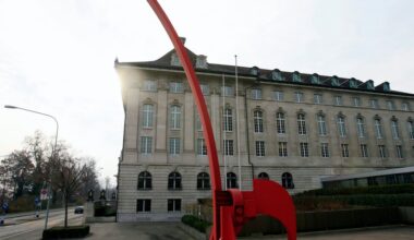 Zürich: «Grosse Giraffe» von Bernhard Luginbühl soll verkauft werden