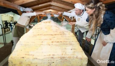 Dresdner Stollenbäcker setzen XXL-Striezel zusammen