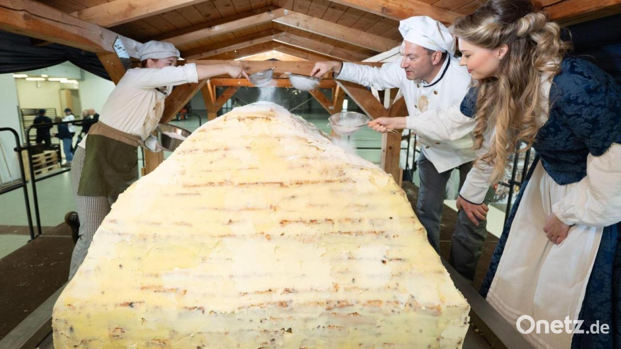 Dresdner Stollenbäcker setzen XXL-Striezel zusammen