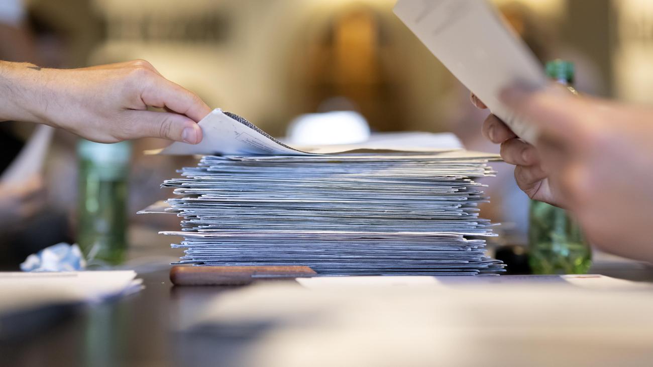 Volksentscheide: Schweizer lehnen Erbschaftsteuer für Superreiche und Dienstpflicht ab