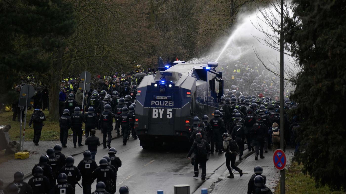 Aktivisten erheben schwere Vorwürfe gegen Polizei nach AfD-Protest in Gießen