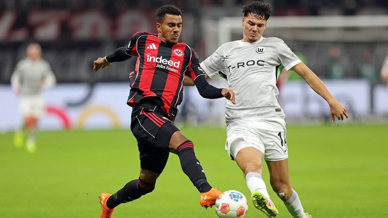 Umstrittene Entscheidung: Strafstoß beschert Frankfurt späten Punkt gegen Wolfsburg