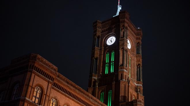 Aktion in Berlin: Weithin sichtbar waren am Sonntagabend die grün leuchtenden Fenster am Roten Rathaus.