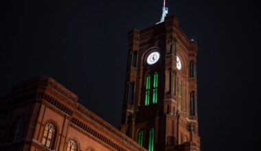Aktion in Berlin: Zeichen gegen Todesstrafe: Rotes Rathaus grün beleuchtet
