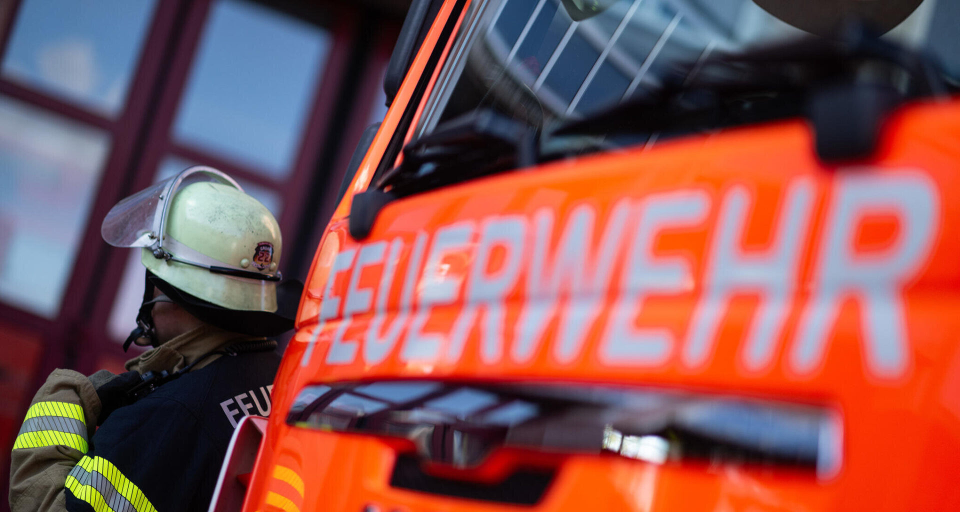 Einsatz für Feuerwehr im Gewerbegebiet in Hohenstein-Ernstthal dauert rund anderthalb Stunden: „Die Nacht war gelaufen“