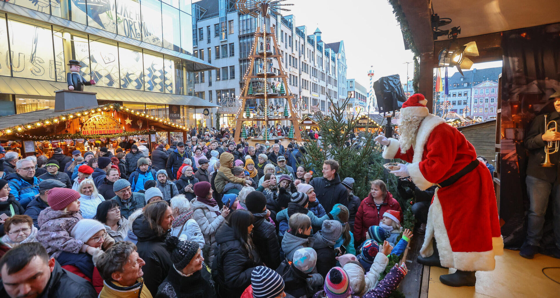 Glühwein doch nicht teurer? Was Essen und Trinken auf dem Weihnachtsmarkt Chemnitz kosten
