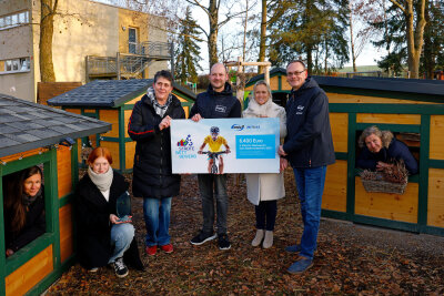 Zwei Oberlungwitzer Fördervereine können jetzt groß einkaufen - Der Preisgeld-Scheck über 6400 Euro wurde im neuen Hüttendorf der Oberlungwitzer Kita übergeben.