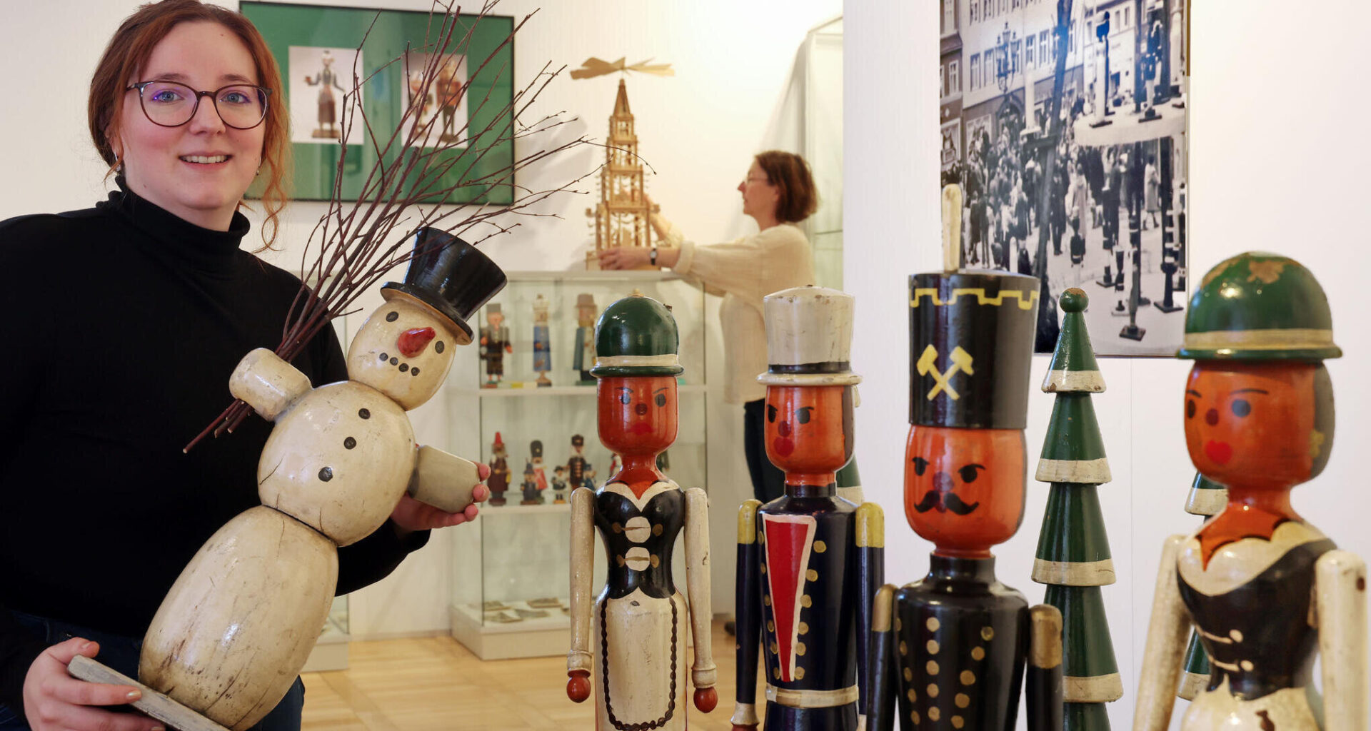 Historische Pyramidenfiguren in der Weihnachtsausstellung