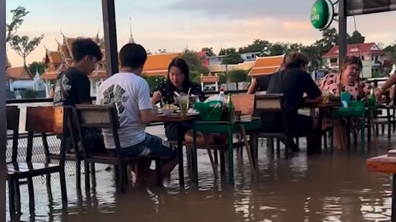 Restaurant steht unter Wasser, doch die Gäste essen einfach weiter | News