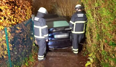 Von Navi fehlgeleitet: Rentner donnert in Hamburg mit Auto 80 Meter lange Treppe runter | Regional